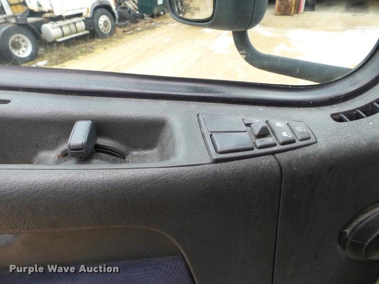 image for item DB5499 2008 Volvo VNL semi truck