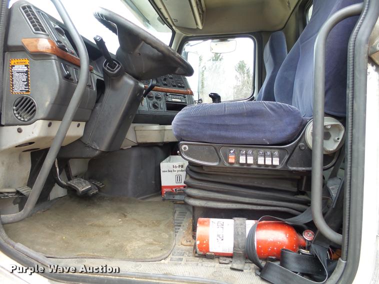 image for item DB5499 2008 Volvo VNL semi truck