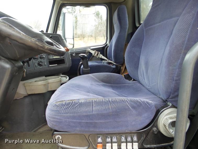 image for item DB5499 2008 Volvo VNL semi truck