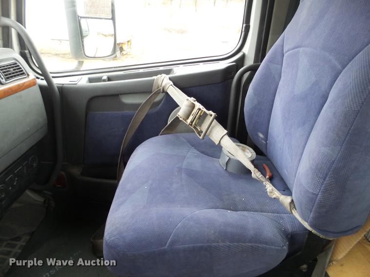 image for item DB5499 2008 Volvo VNL semi truck