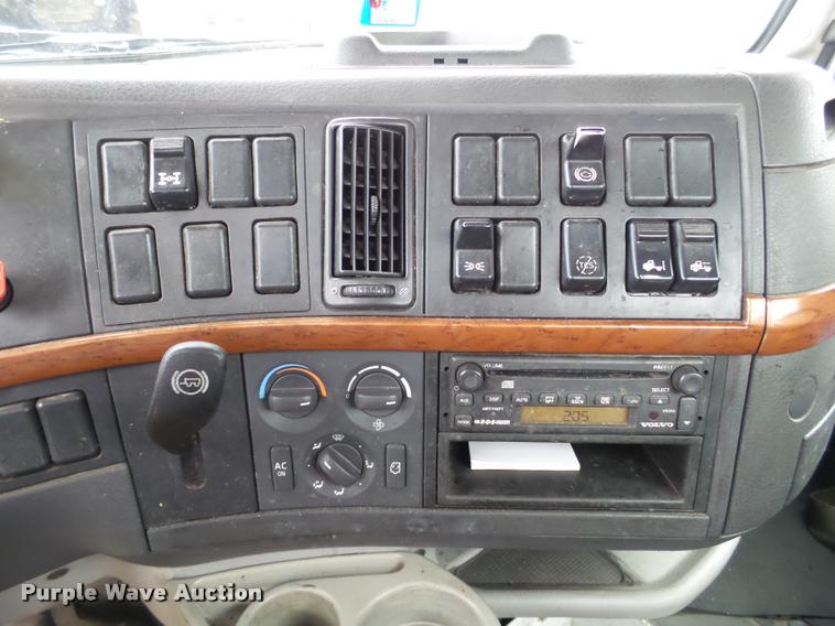 image for item DB5499 2008 Volvo VNL semi truck