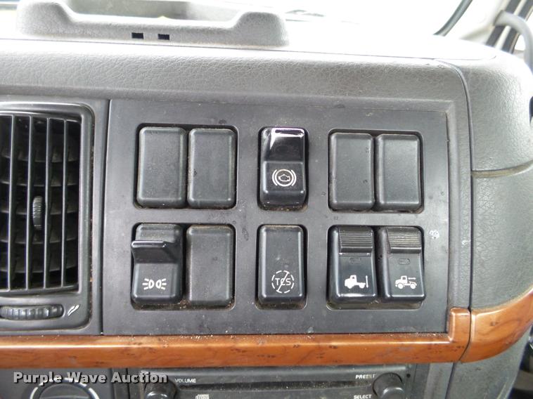 image for item DB5499 2008 Volvo VNL semi truck