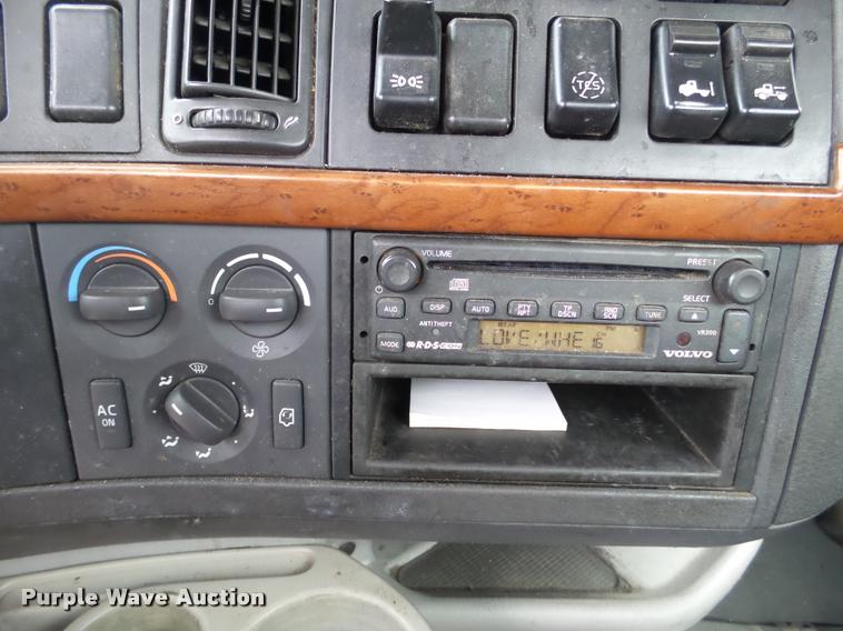 image for item DB5499 2008 Volvo VNL semi truck