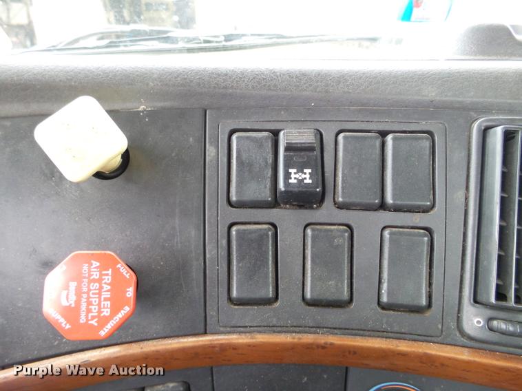 image for item DB5499 2008 Volvo VNL semi truck