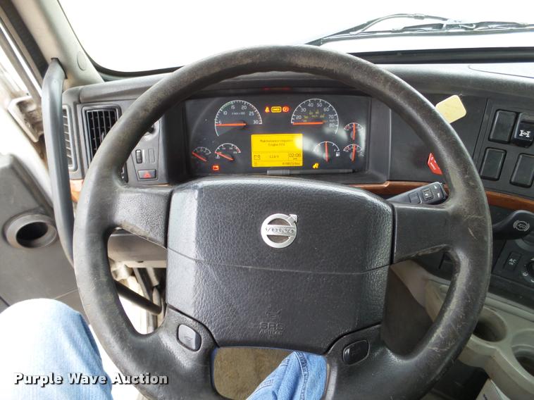 image for item DB5499 2008 Volvo VNL semi truck