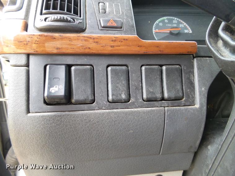 image for item DB5499 2008 Volvo VNL semi truck