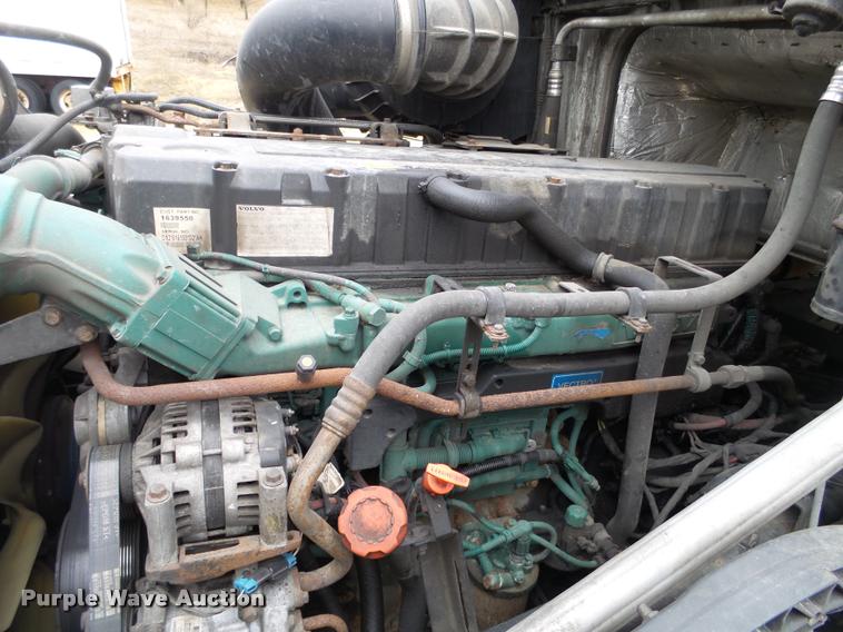 image for item DB5499 2008 Volvo VNL semi truck