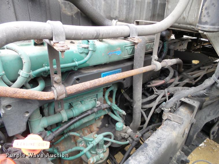 image for item DB5499 2008 Volvo VNL semi truck