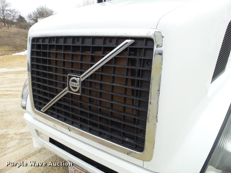 image for item DB5499 2008 Volvo VNL semi truck