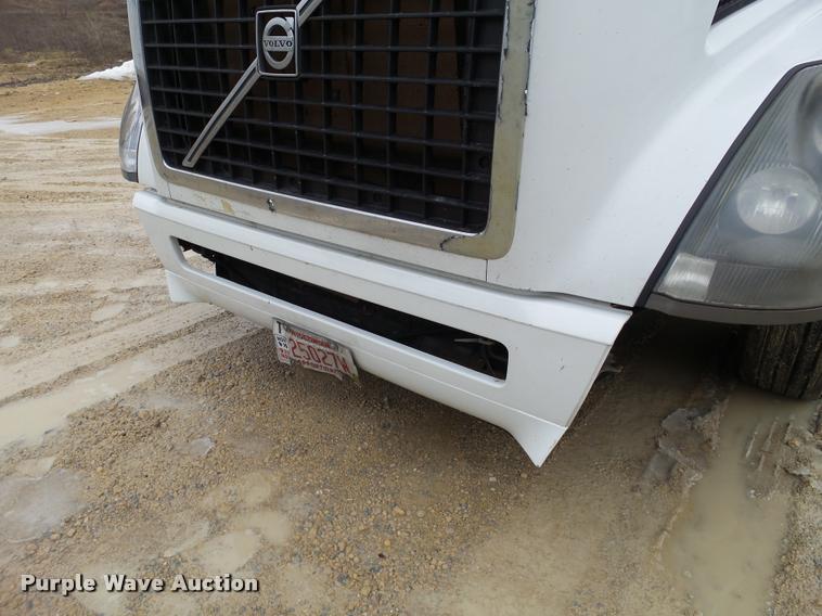 image for item DB5499 2008 Volvo VNL semi truck