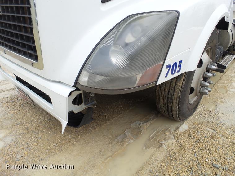 image for item DB5499 2008 Volvo VNL semi truck
