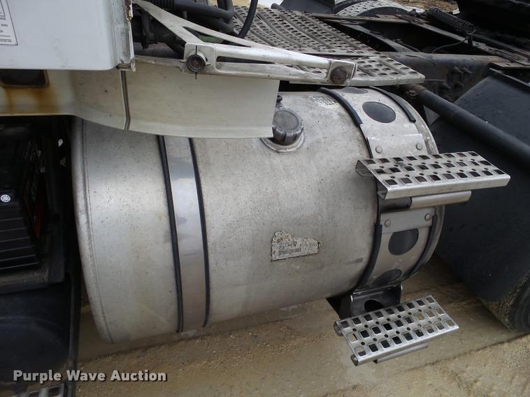 image for item DB5499 2008 Volvo VNL semi truck