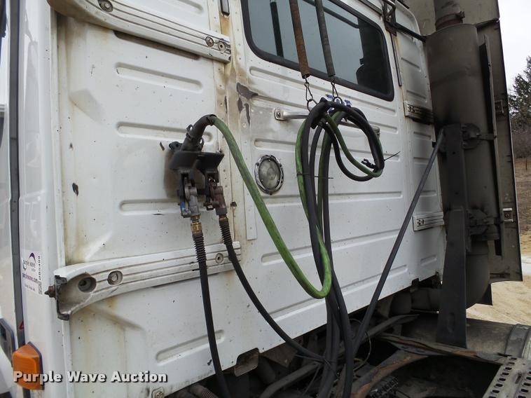 image for item DB5499 2008 Volvo VNL semi truck