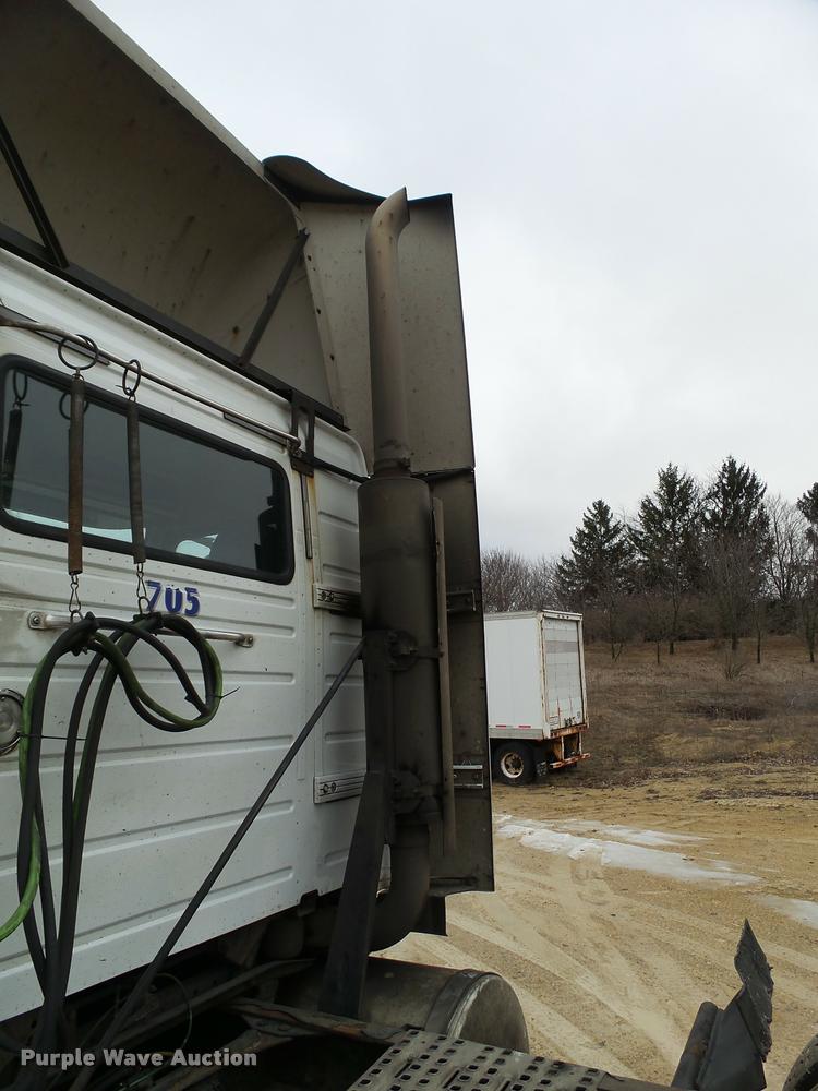 image for item DB5499 2008 Volvo VNL semi truck