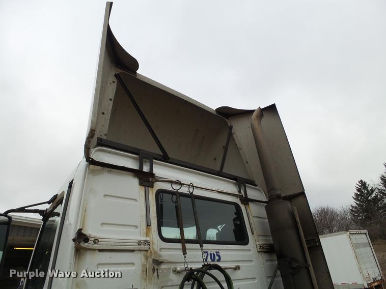 image for item DB5499 2008 Volvo VNL semi truck