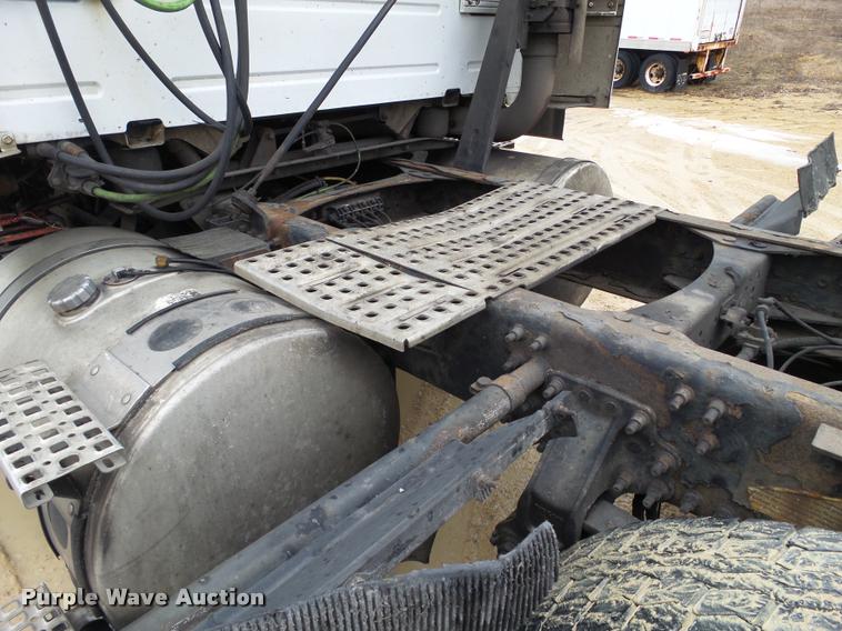 image for item DB5499 2008 Volvo VNL semi truck