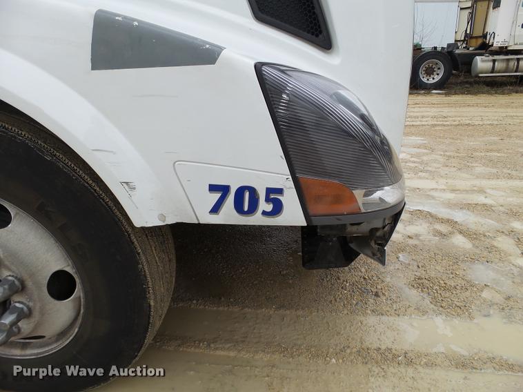 image for item DB5499 2008 Volvo VNL semi truck