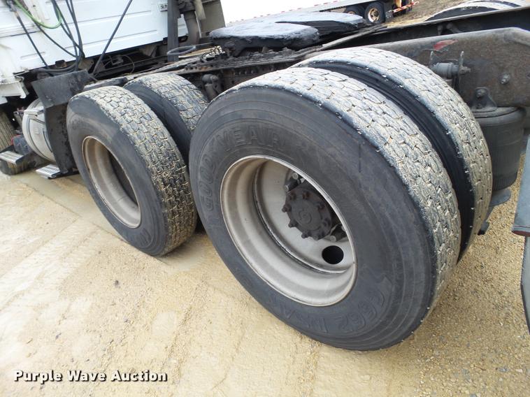 image for item DB5499 2008 Volvo VNL semi truck