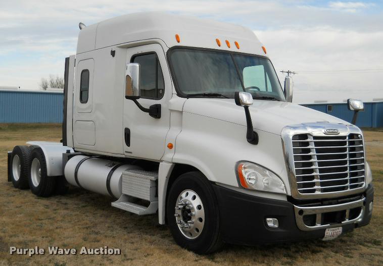 image for item F1572 2009 Freightliner Cascadia semi truck