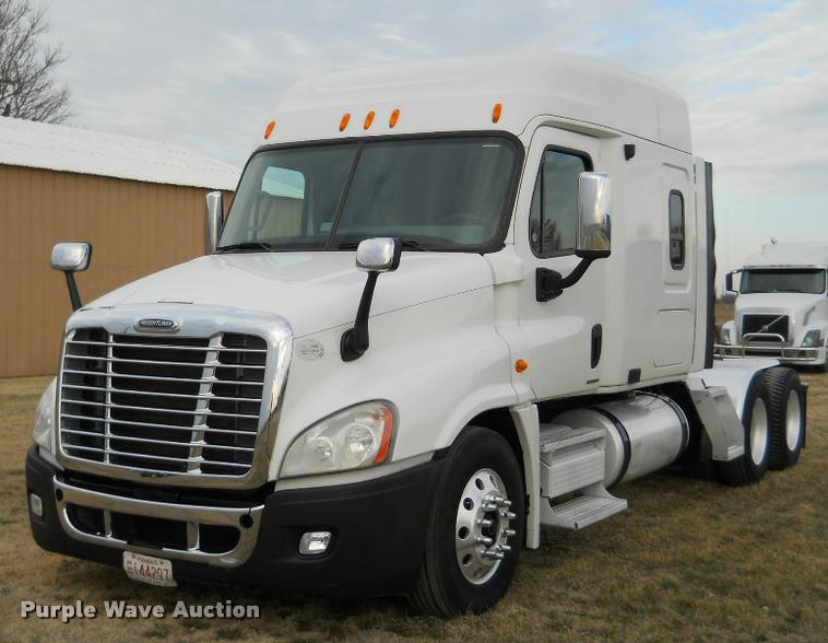 image for item F1572 2009 Freightliner Cascadia semi truck