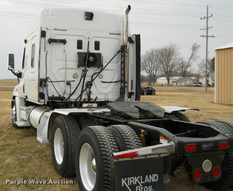 image for item F1572 2009 Freightliner Cascadia semi truck