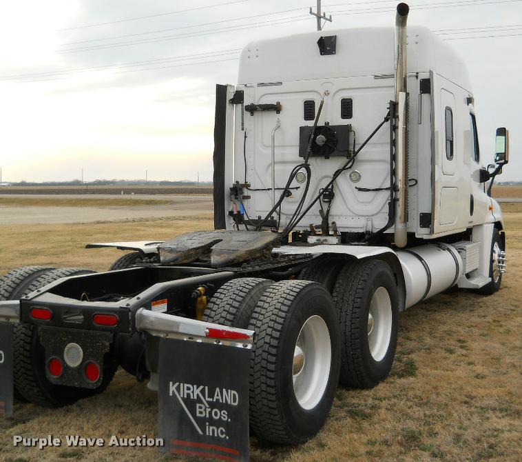 image for item F1572 2009 Freightliner Cascadia semi truck