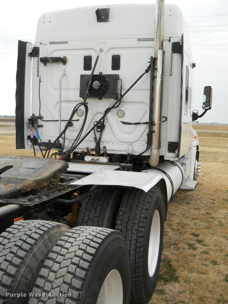 image for item F1572 2009 Freightliner Cascadia semi truck