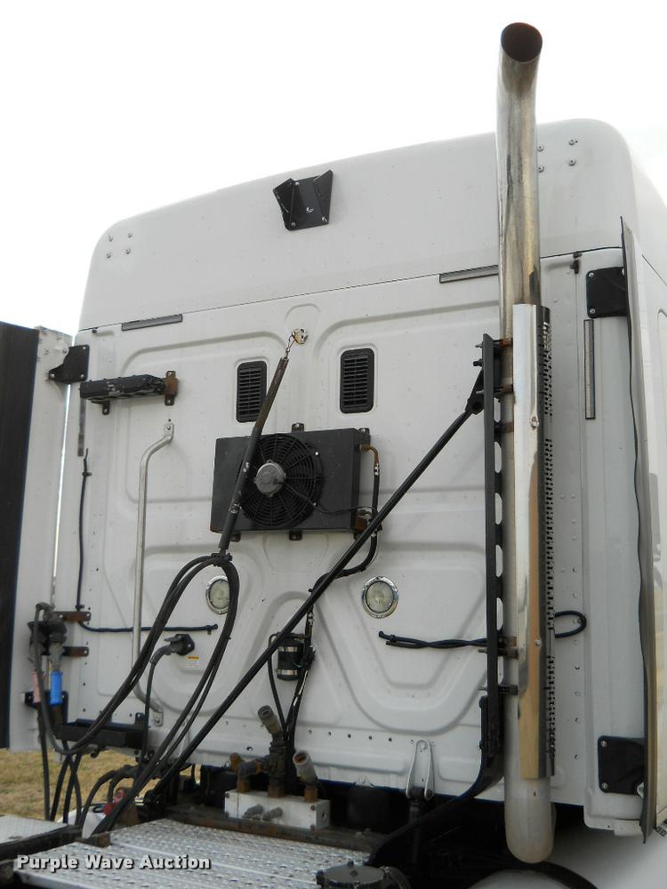 image for item F1572 2009 Freightliner Cascadia semi truck