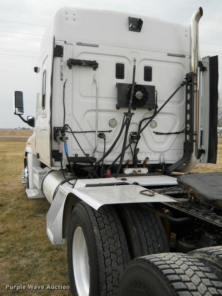 image for item F1572 2009 Freightliner Cascadia semi truck