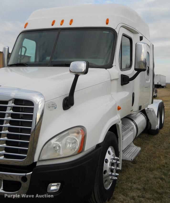 image for item F1572 2009 Freightliner Cascadia semi truck