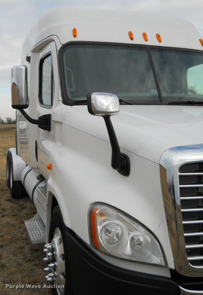 image for item F1572 2009 Freightliner Cascadia semi truck