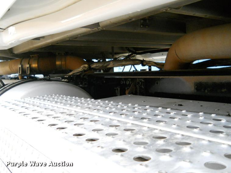 image for item F1572 2009 Freightliner Cascadia semi truck