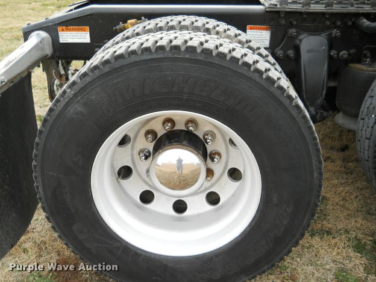 image for item F1572 2009 Freightliner Cascadia semi truck