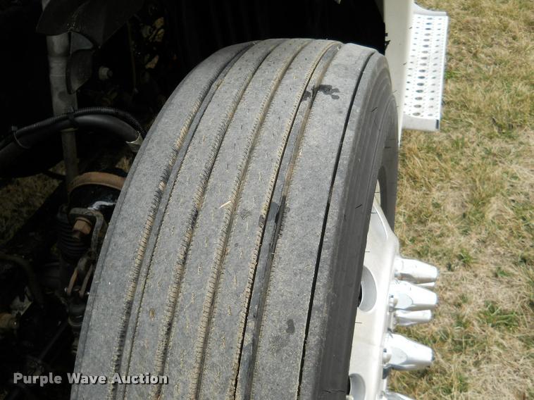 image for item F1572 2009 Freightliner Cascadia semi truck