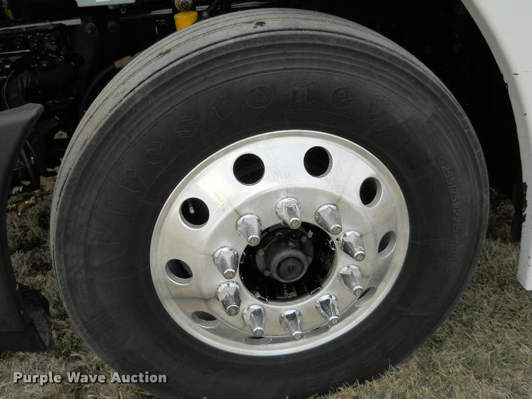 image for item F1572 2009 Freightliner Cascadia semi truck