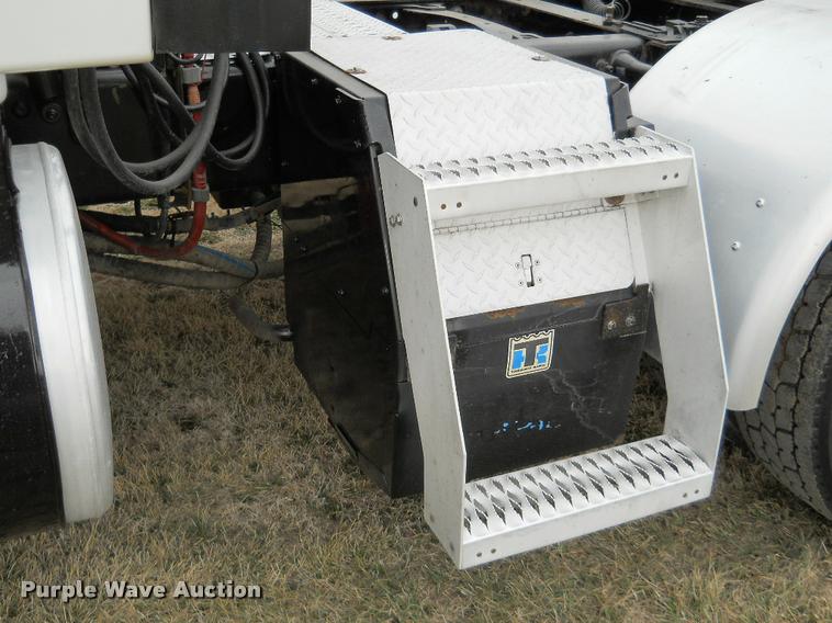 image for item F1572 2009 Freightliner Cascadia semi truck