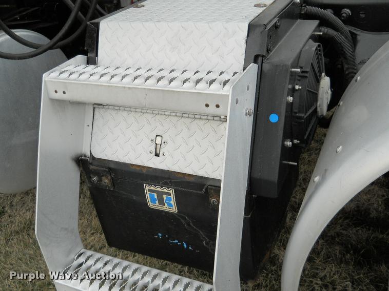 image for item F1572 2009 Freightliner Cascadia semi truck