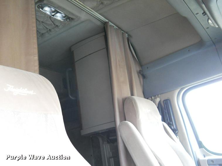 image for item F1572 2009 Freightliner Cascadia semi truck