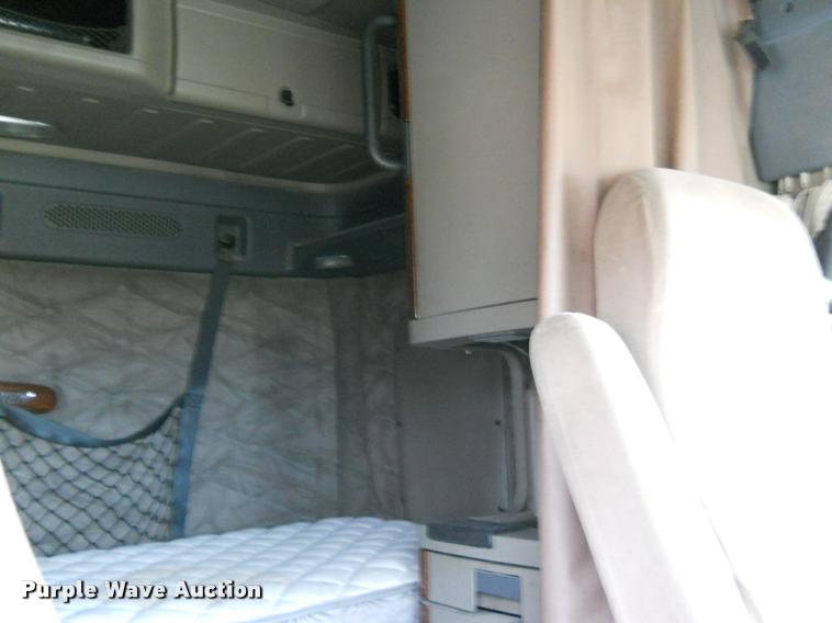 image for item F1572 2009 Freightliner Cascadia semi truck