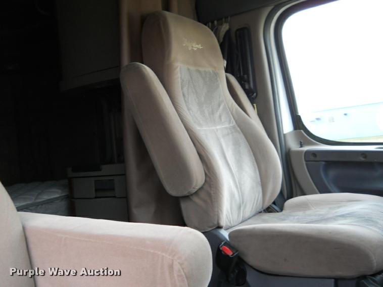 image for item F1572 2009 Freightliner Cascadia semi truck