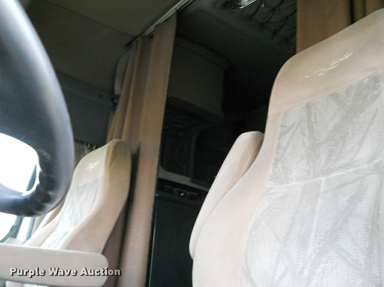 image for item F1572 2009 Freightliner Cascadia semi truck