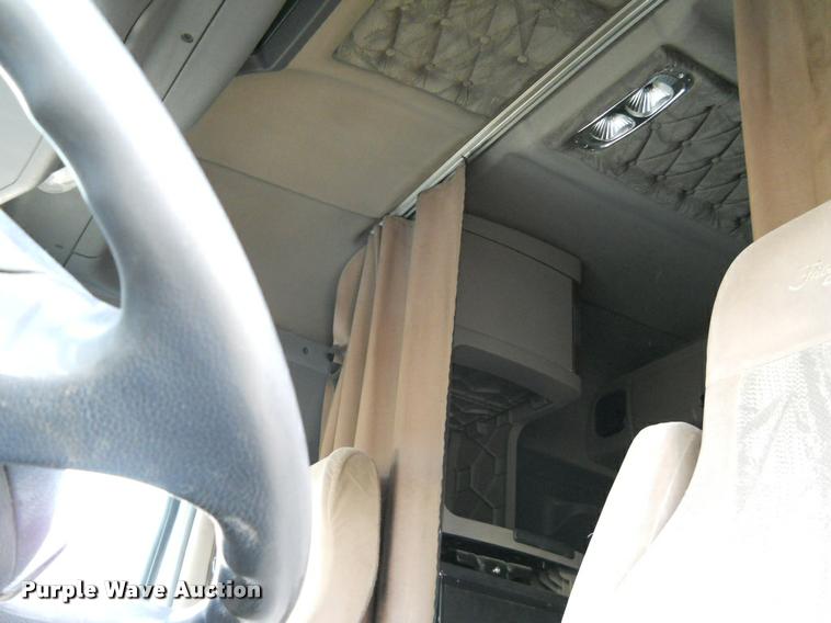 image for item F1572 2009 Freightliner Cascadia semi truck