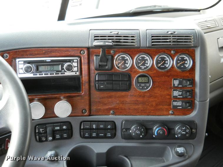 image for item F1572 2009 Freightliner Cascadia semi truck