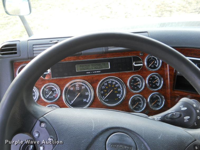 image for item F1572 2009 Freightliner Cascadia semi truck