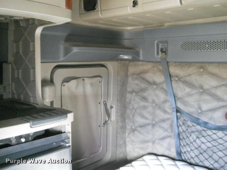 image for item F1572 2009 Freightliner Cascadia semi truck