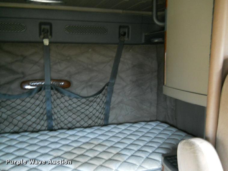 image for item F1572 2009 Freightliner Cascadia semi truck