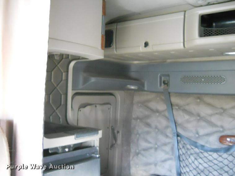 image for item F1572 2009 Freightliner Cascadia semi truck