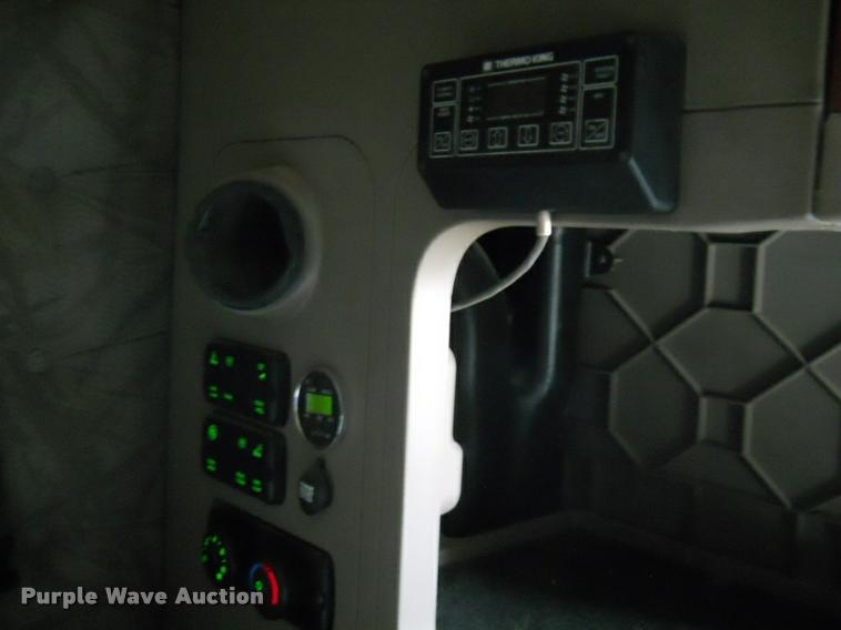 image for item F1572 2009 Freightliner Cascadia semi truck