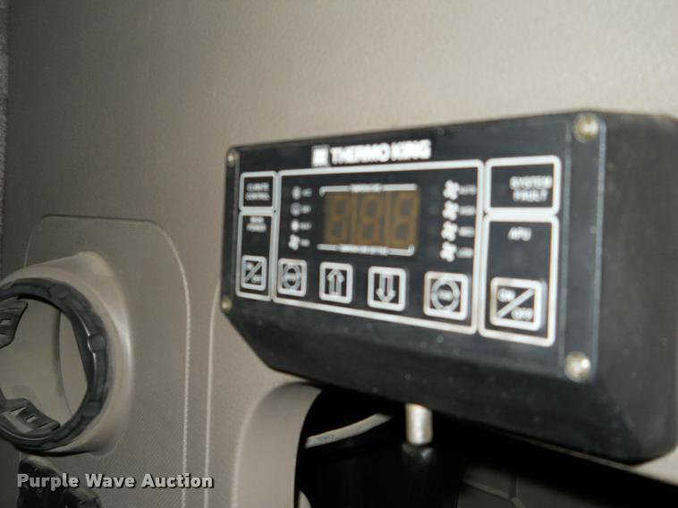 image for item F1572 2009 Freightliner Cascadia semi truck