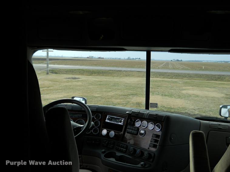 image for item F1572 2009 Freightliner Cascadia semi truck